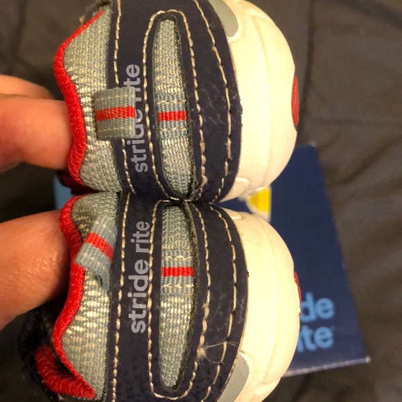 Stride Rite - size 4 - Picture 3 of 7